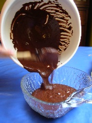 verser la mousse au chocolat dans un plat