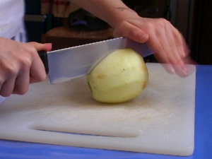 Couper les pommes en deux